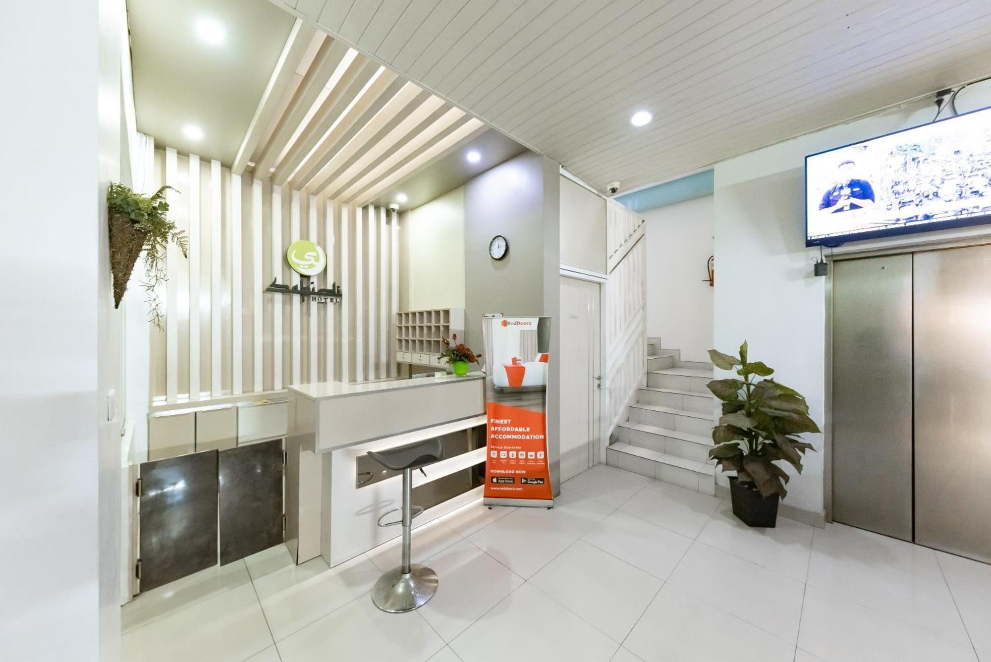 Reddoorz Near Pasar Baru Bandung Hotel Exterior foto