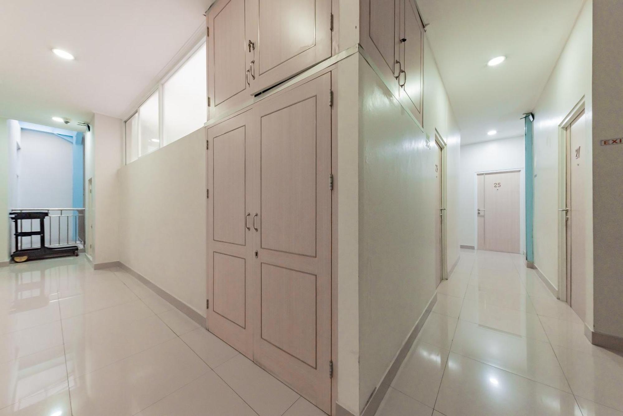 Reddoorz Near Pasar Baru Bandung Hotel Exterior foto