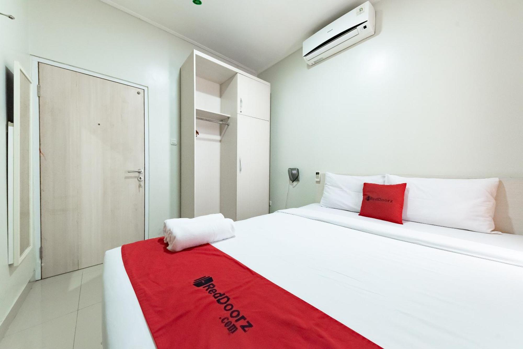 Reddoorz Near Pasar Baru Bandung Hotel Exterior foto