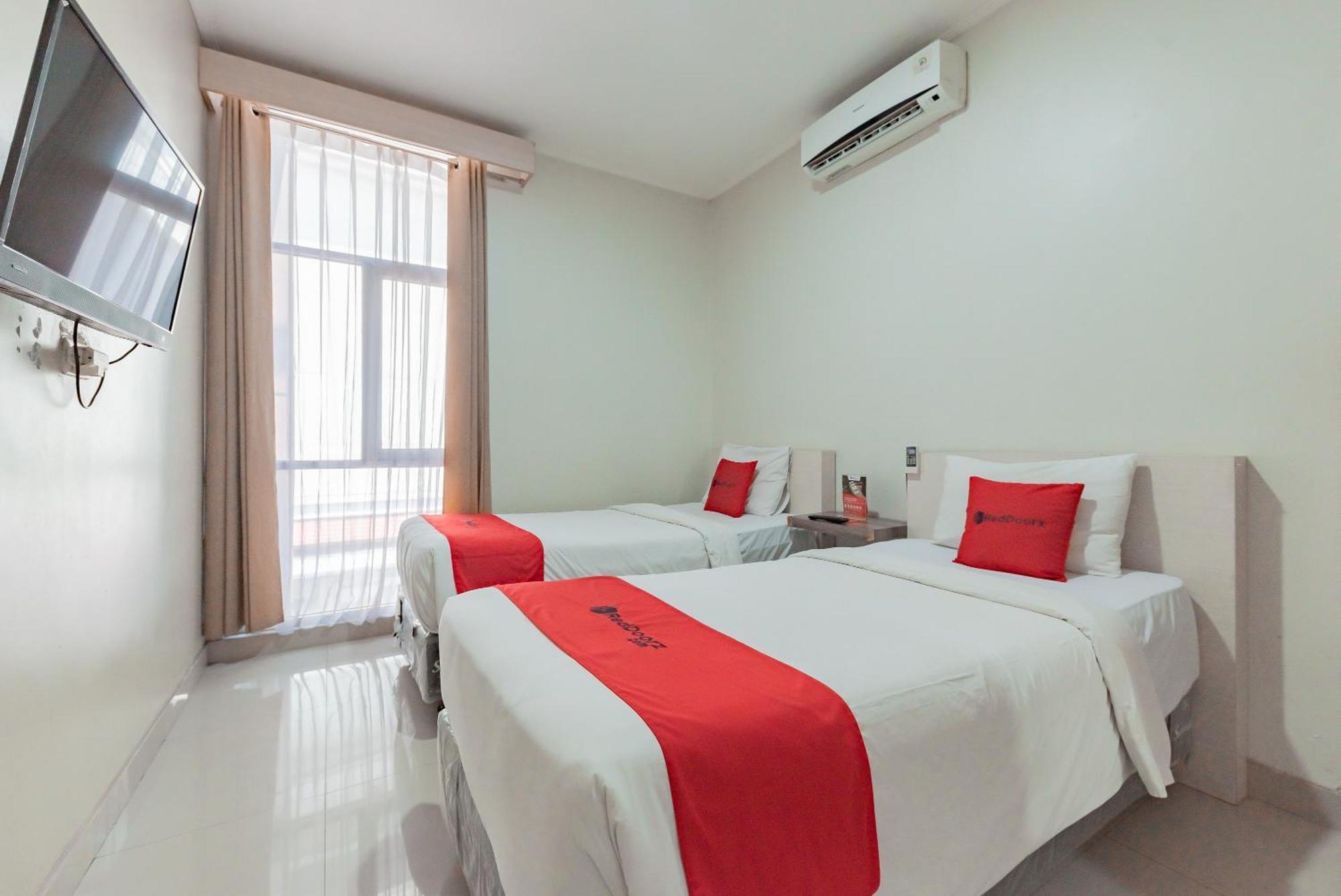 Reddoorz Near Pasar Baru Bandung Hotel Exterior foto