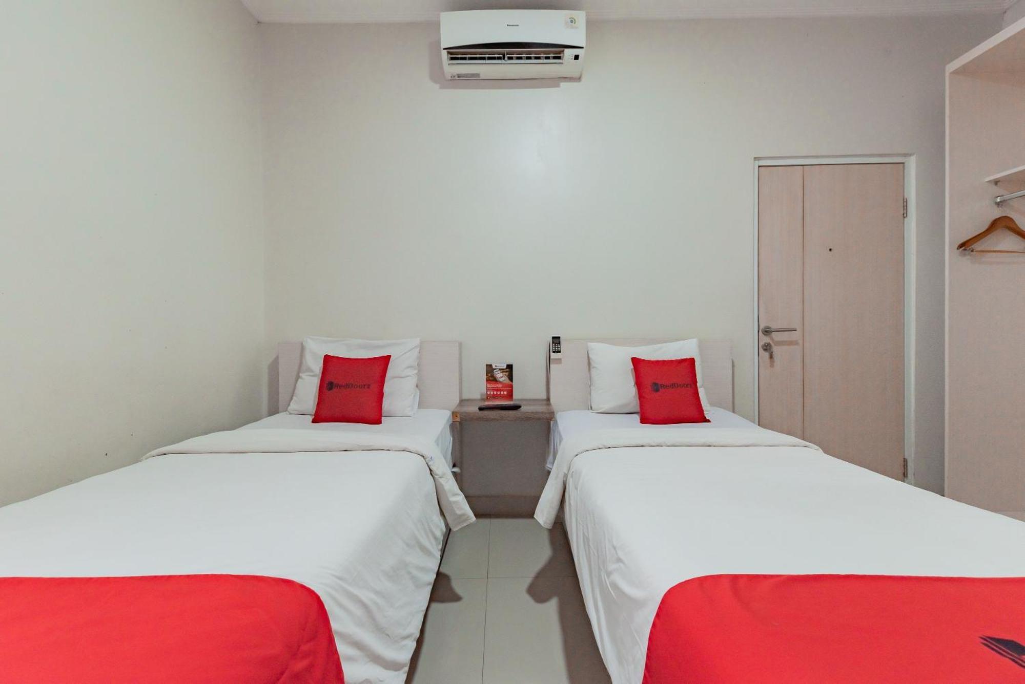 Reddoorz Near Pasar Baru Bandung Hotel Exterior foto