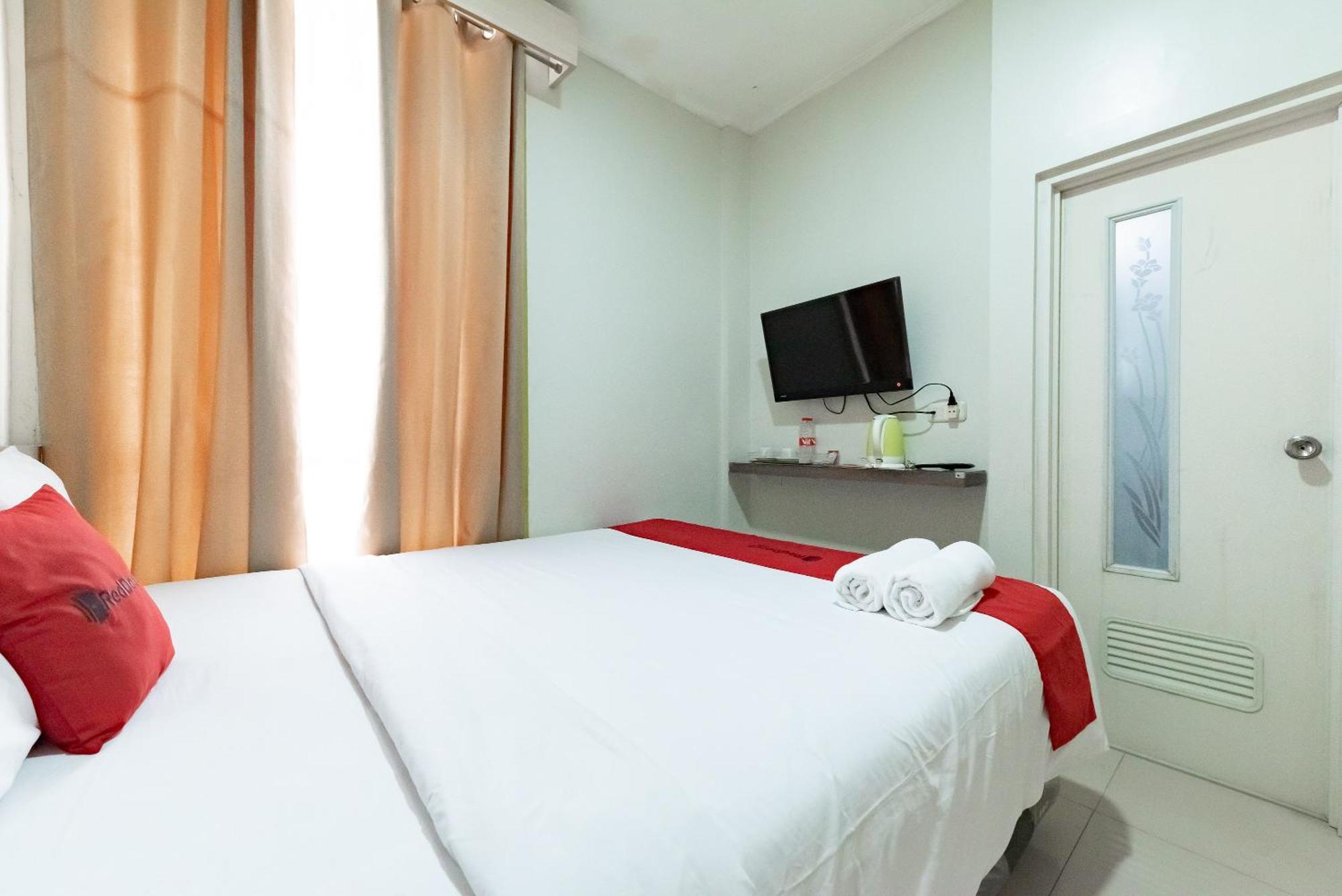 Reddoorz Near Pasar Baru Bandung Hotel Exterior foto